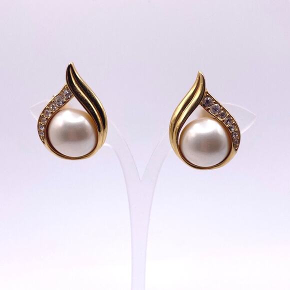 Trifari Clip On Earrings Faux Pearl Gold Tone - Picture 3 of 7